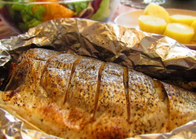 Как вкусно запечь рыбу в духовке: блюдо, которое украсит любой стол, – быстрый и простой рецепт