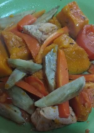 Una foto de Pollo con ensalada otoñal light