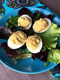 Una foto de Huevos rellenos de aguacate y atún