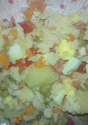 Una foto de Ensalada fría con arroz🍚