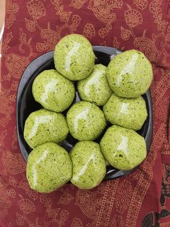 Una foto de Mozzarella vegana de albahaca