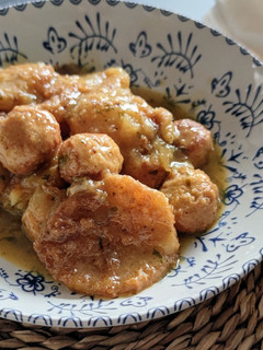 Una foto de Patatas a la importancia con albóndigas
