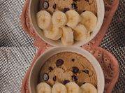 Una foto de mug cake de plátano y canela