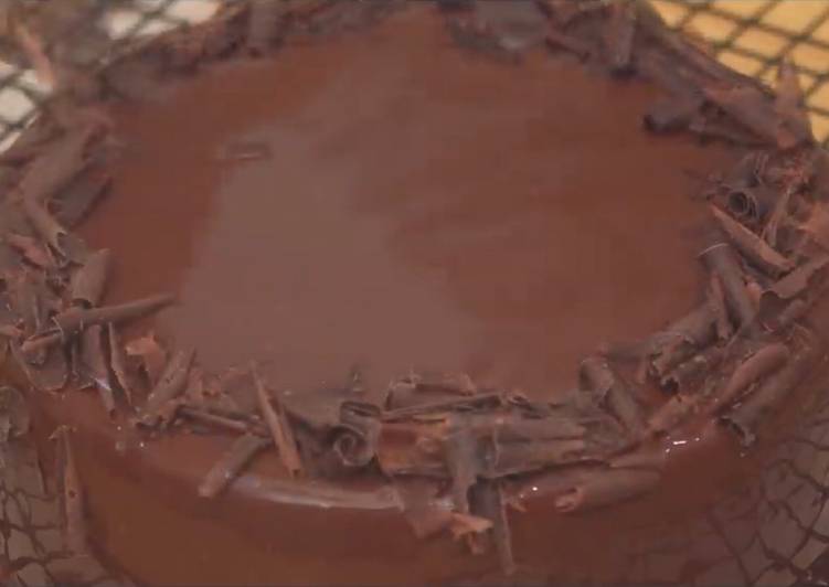 Chocolate cake (3 ingredients, no oven)