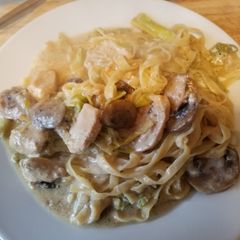 A picture of Mushroom and Leek Pasta with Chicken.