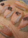 Nigiris de Salmón Flambeado y Trufa