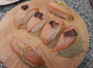 Una foto de Nigiris de Salmón Flambeado y Trufa