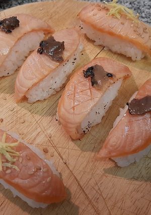 Una foto de Nigiris de Salmón Flambeado y Trufa