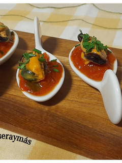 Una foto de Cucharillas de pisto y mejillones