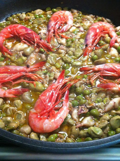 Una foto de Cazuela de habas, guisantes, chipirones y gambas