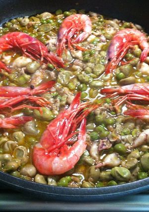 Foto principal de Cazuela de habas, guisantes, chipirones y gambas