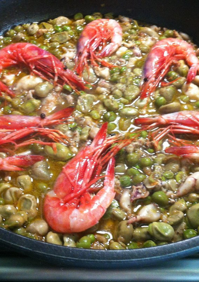Una foto de Cazuela de habas, guisantes, chipirones y gambas