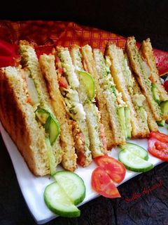 बॉम्बे ग्रिल्ड सैंडविच (Bombay grilled sandwich recipe in hindi) रेसिपी मुख्य फोटो