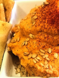 Una foto de Hummus de pimiento