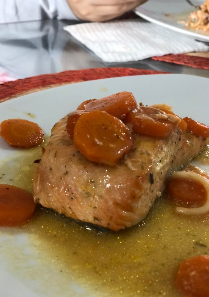 Una foto de Salmón en salsa de cítricos