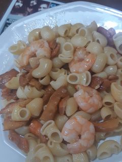 Una foto de Tiburones con gambas y níscalos !!