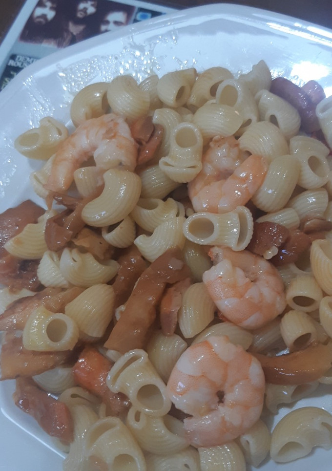 Una foto de Tiburones con gambas y níscalos !!