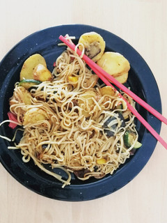 Una foto de Noodles de arroz con verduras
