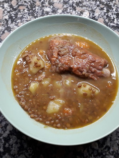 Una foto de Lentejas con costillas adobadas, espinazo y manitas de cerdo