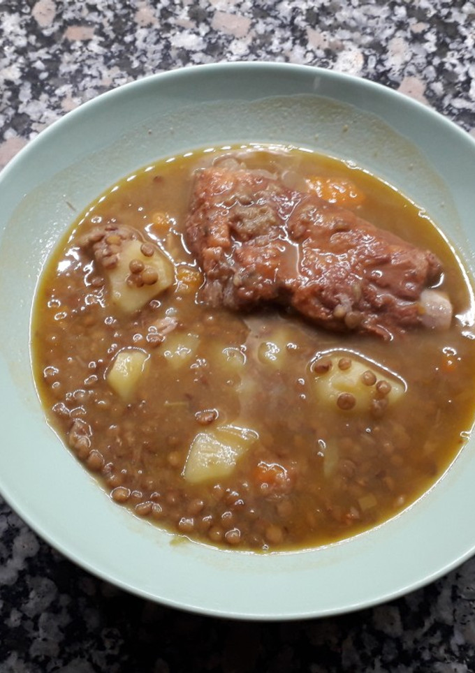 Una foto de Lentejas con costillas adobadas, espinazo y manitas de cerdo