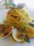 Linguine con Vongole Verace, Pesto di Fiori di Zucchine e Pomodorini Freschi