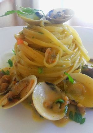 Foto di Linguine con Vongole Verace, Pesto di Fiori di Zucchine e Pomodorini Freschi