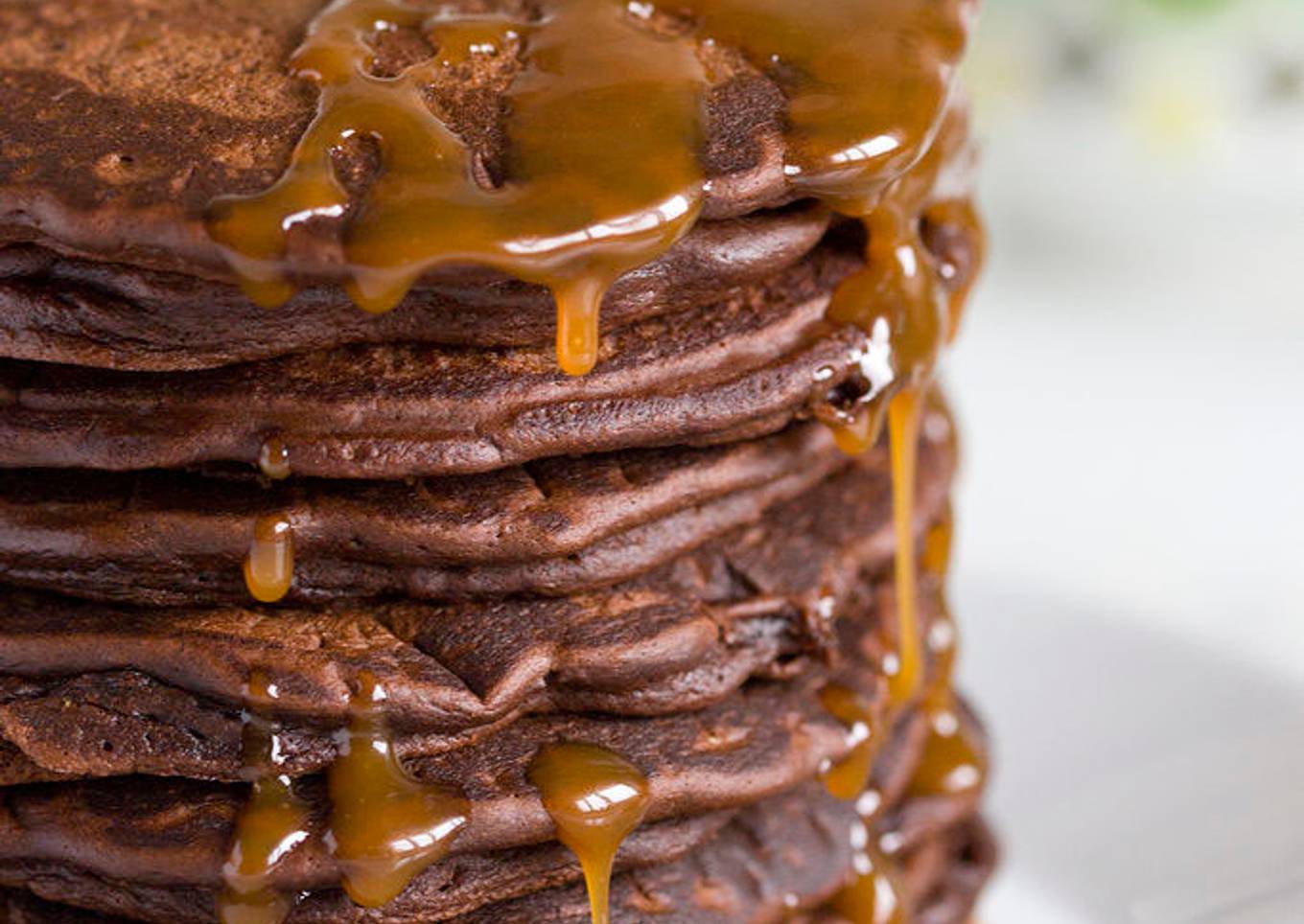 Tortitas de chocolate con salsa de caramelo salado