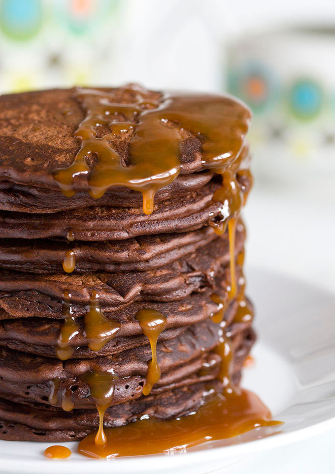 Una foto de Tortitas de chocolate con salsa de caramelo salado