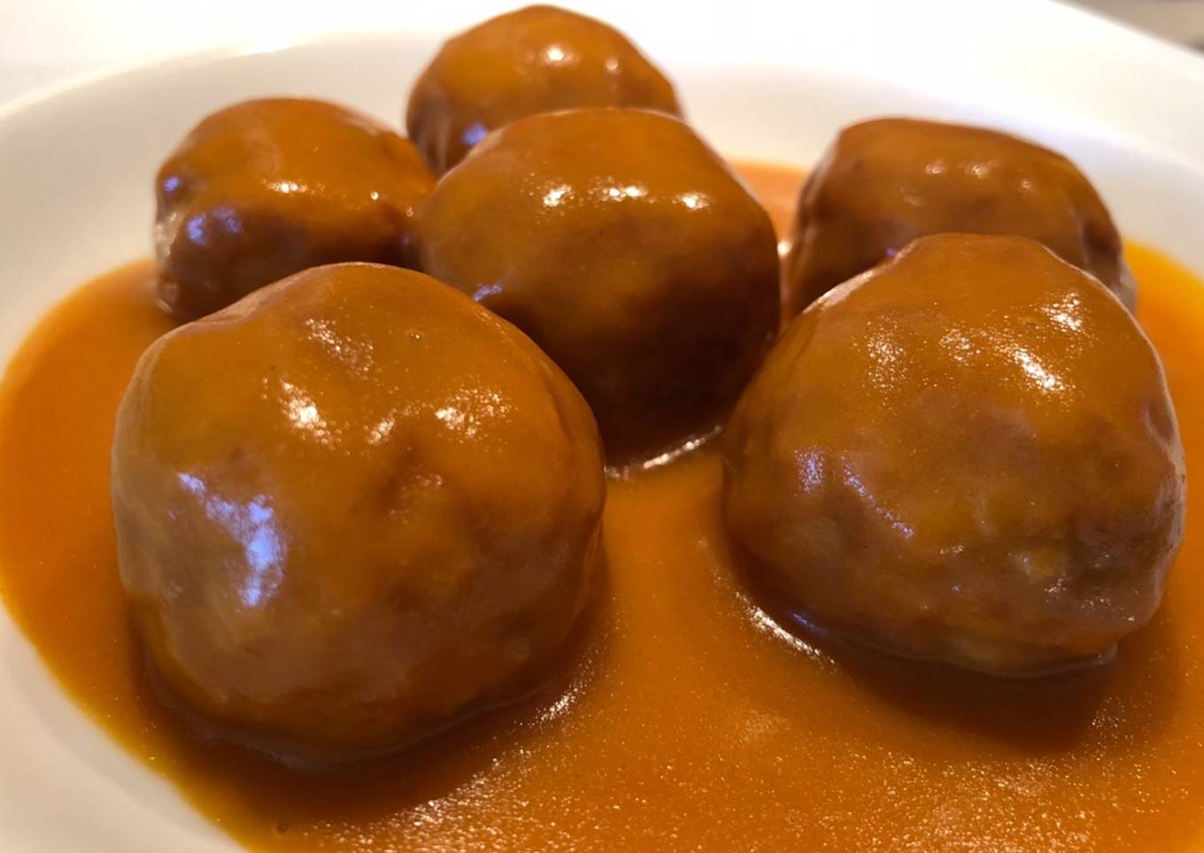 Albóndigas de pavo y pollo al curry con salsa de cebolla