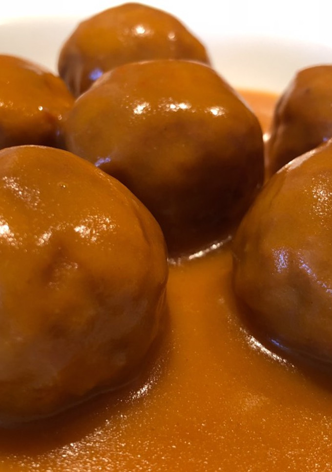 Una foto de Albóndigas de pavo y pollo al curry con salsa de cebolla