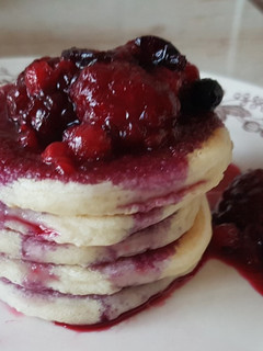 Amerikai palacsinta erdei gyümölcs öntettel recept fotója