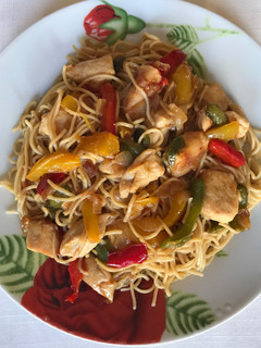 Una foto de Fideos chinos de trigo con pollo
