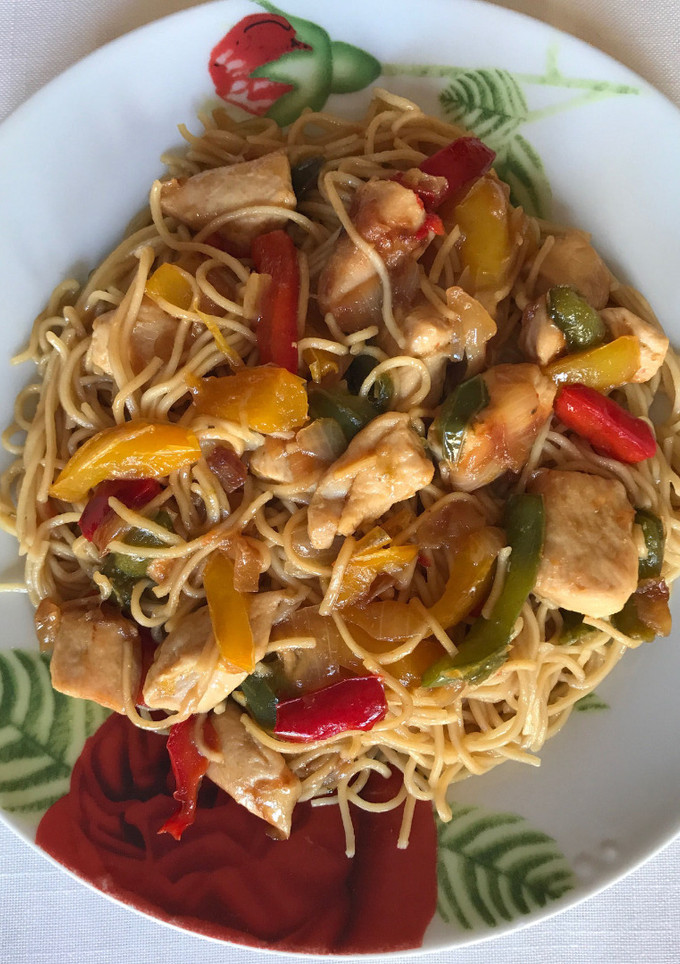 Una foto de Fideos chinos de trigo con pollo