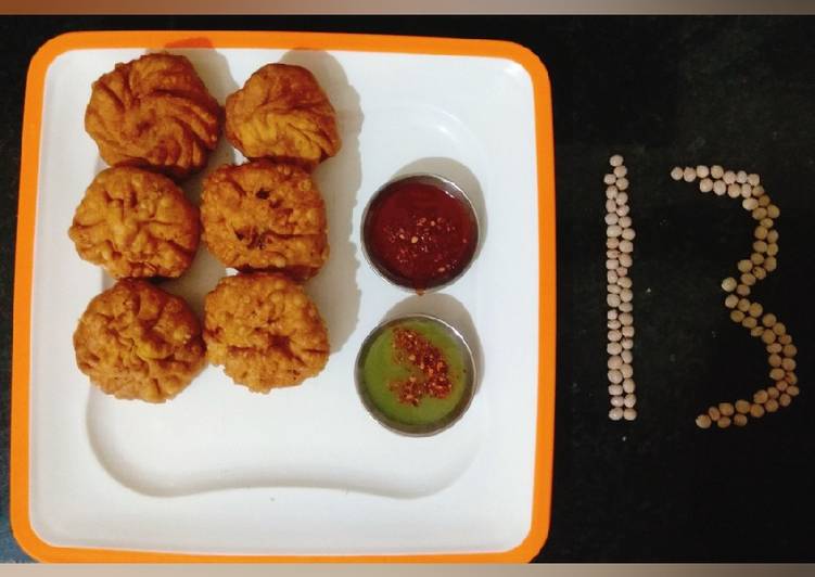 Steps to Make Favorite Tuvar stuffed kachori