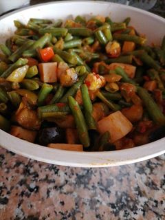 Una foto de Habichuelillas con pisto fácil y gambas cocidas