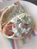 Gyros pita, comiendo por las calles de Atenas