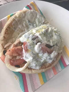 Una foto de Gyros pita, comiendo por las calles de Atenas