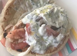 Una foto de Gyros pita, comiendo por las calles de Atenas