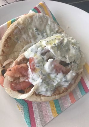 Una foto de Gyros pita, comiendo por las calles de Atenas