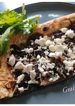 Une photo de Tarte fine champignons oignons rouges