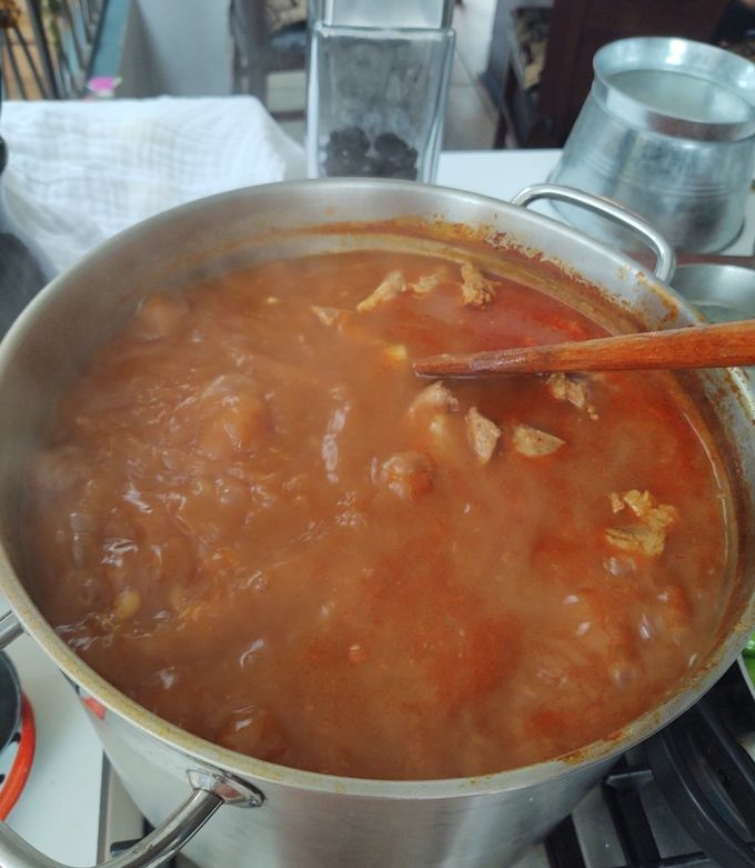 Una foto de Pozole rojo