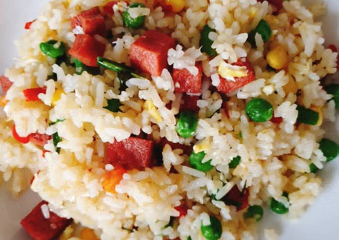 Bagaimana Menyiapkan Beef Luncheon Fried Rice yang Enak