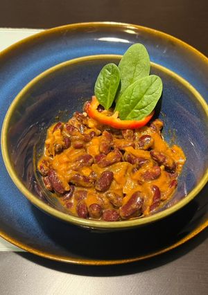 Hagymás sült bab kemencében recept fotója