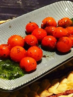 Una foto de Tomates salteados y caramelizados con concentrado de albahaca