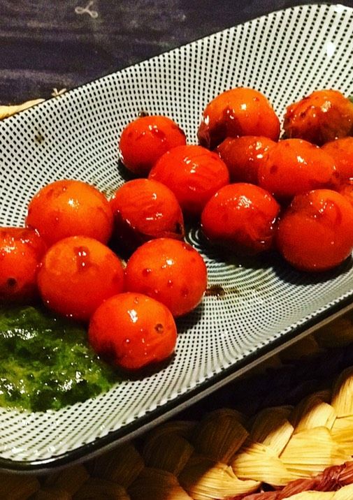 Una foto de Tomates salteados y caramelizados con concentrado de albahaca