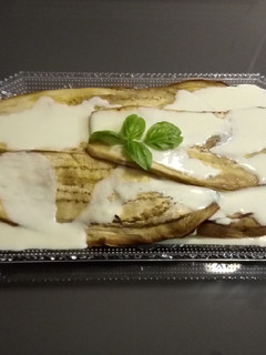 Una foto de Berenjenas con salsa Tzatziki