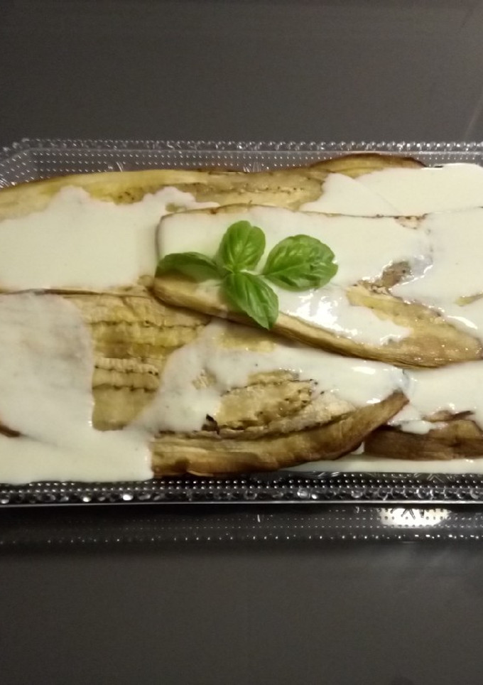 Una foto de Berenjenas con salsa Tzatziki