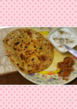 A picture of Carrot Methi Paratha.