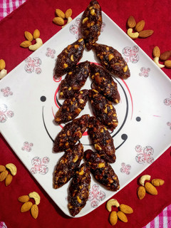 ড্রাই ফ্রুটস এর বরফি (Dry fruits barfi recipe in bengali) রেসিপির প্রধান ছবি