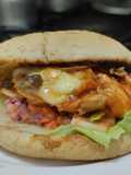 Sándwich de pollo🍗en salsa de tomate🍅casera con queso🧀y ensalada cremosa🥙🥯🍔